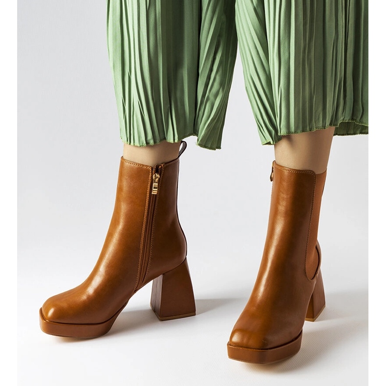 Bota marrom com salto grosso, Watson. 1