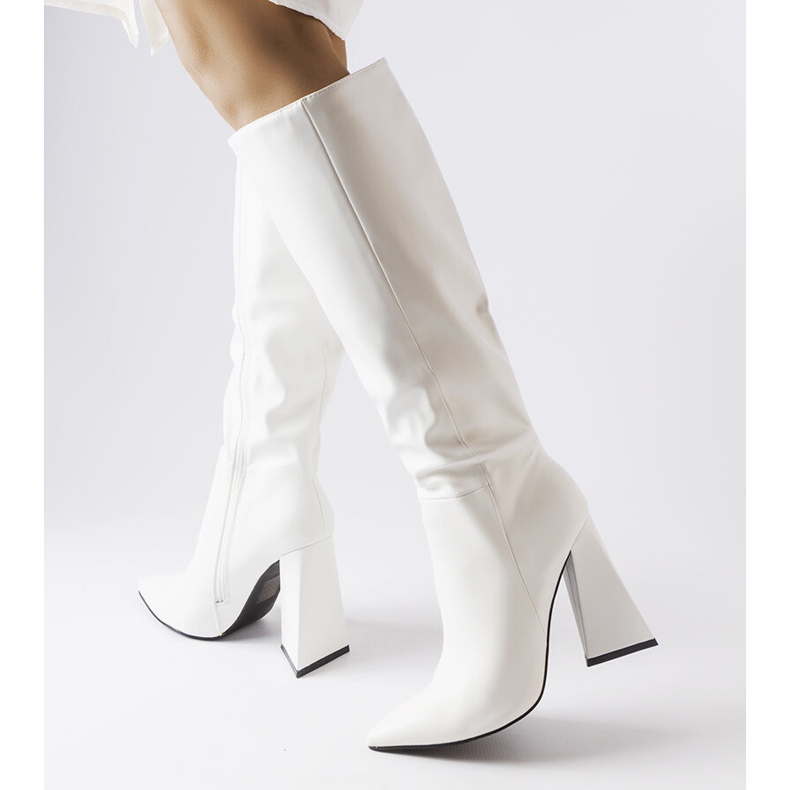 Botas brancas de medicina no posto branco 1