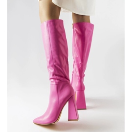 Botas cor-de-rosa no posto da Medicina 1