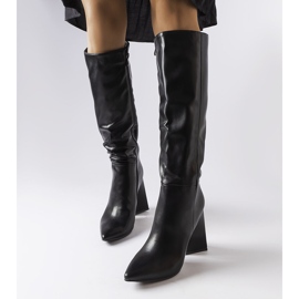 Botas pretas de medicina no posto preto 1