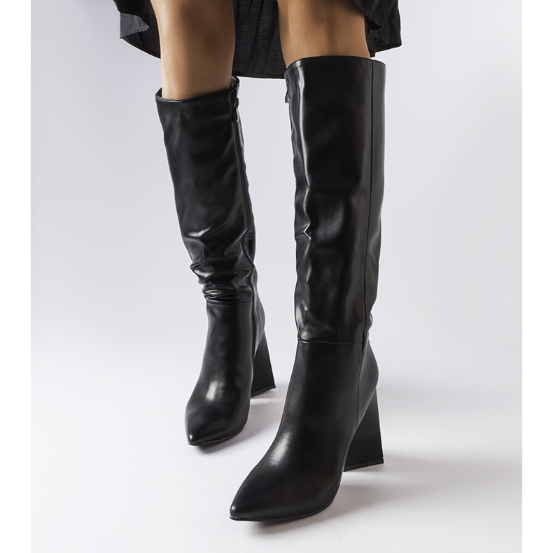 Botas pretas de medicina no posto preto 1