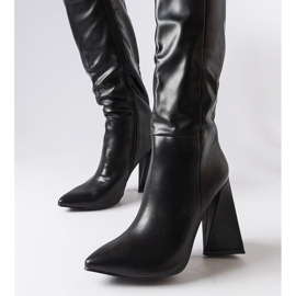 Botas pretas de medicina no posto preto 2