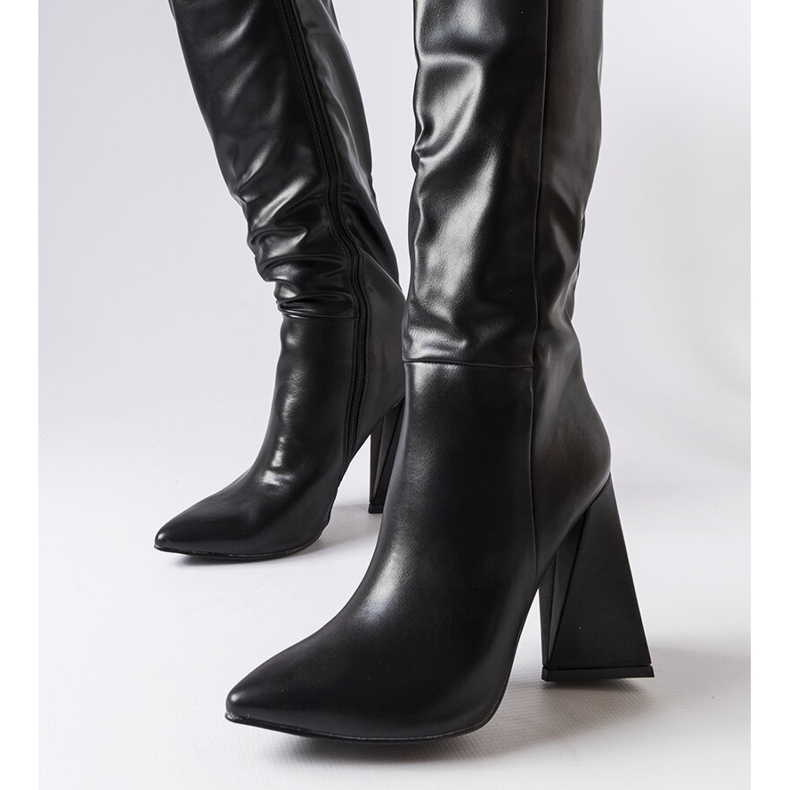 Botas pretas de medicina no posto preto 2