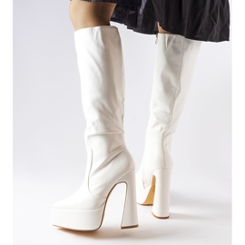 Botas brancas em um post enorme de Sovizzo branco 1 Botas brancas em um post enorme de Sovizzo branco 1