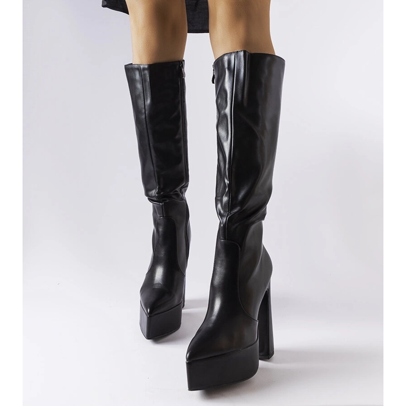Botas pretas em um post enorme de Sovizzo preto 1
