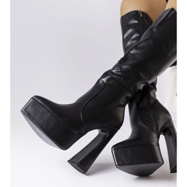 Botas pretas em um post enorme de Sovizzo preto 2