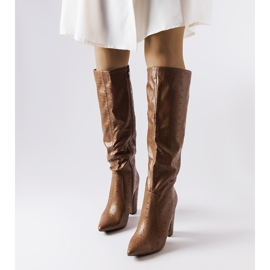 Botas castanhas com relevo no poste Delfina castanho 1