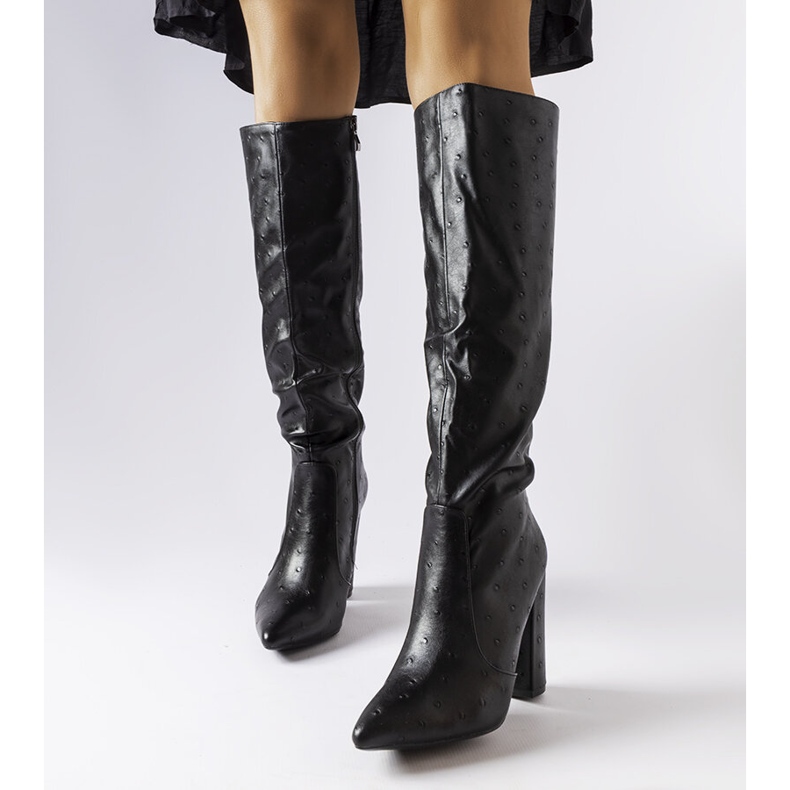 Botas pretas com relevo no poste Delfina preto 1 Botas pretas com relevo no poste Delfina preto 1