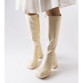 Botas bege em poste maciço de Villanova 1
