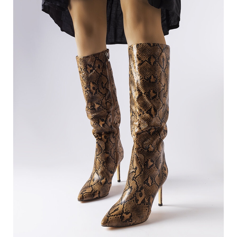 Botas de salto alto de pele de cobra marrom carmim 1