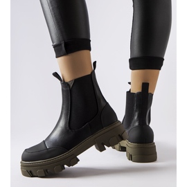 Botas pretas e verdes, Sibyla preto 1