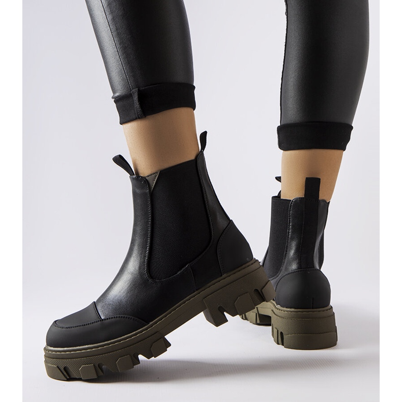 Botas pretas e verdes, Sibyla preto 1