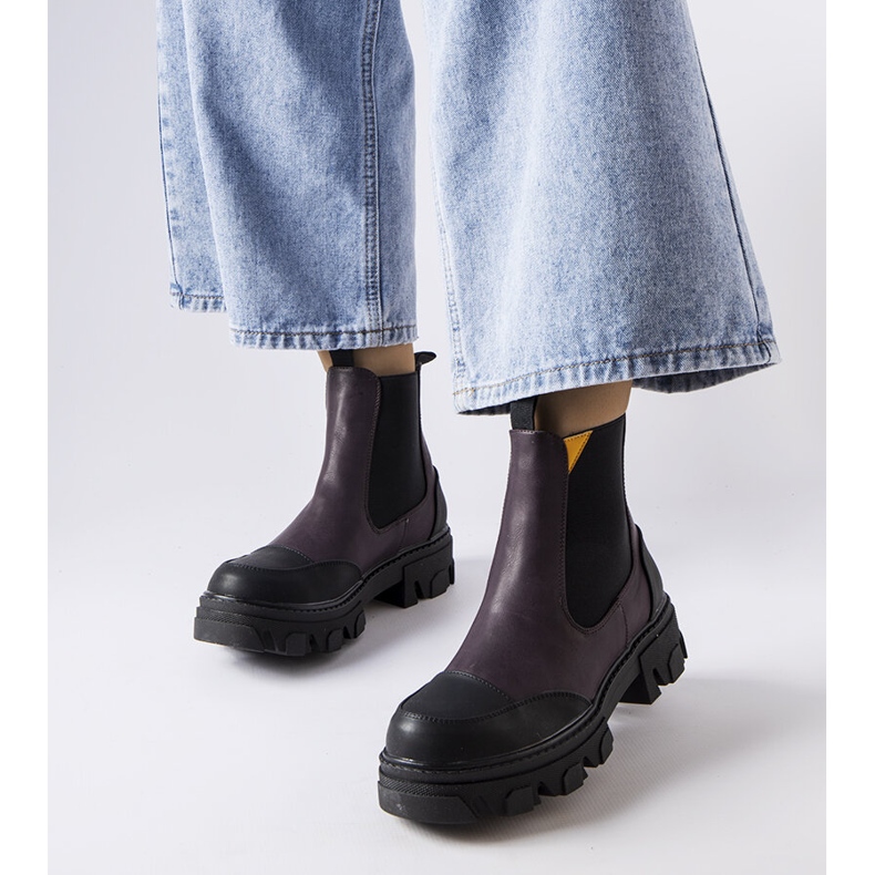 Botas pretas e roxas, Sibyla roxo 1