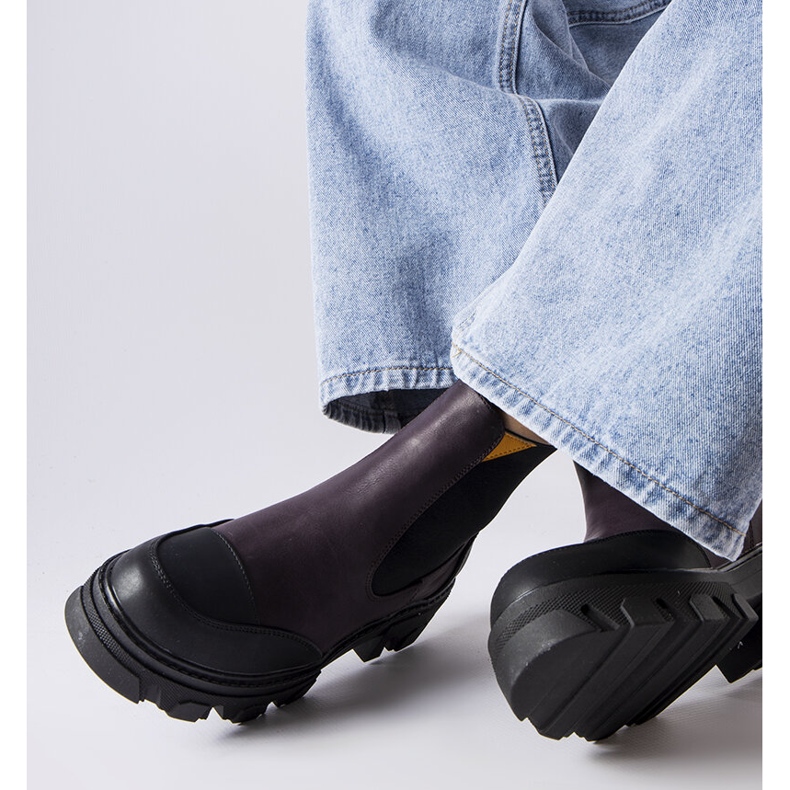 Botas pretas e roxas, Sibyla roxo 2