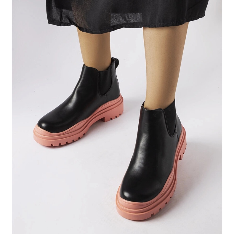 Botins pretos em plataforma Marinone colorida 1