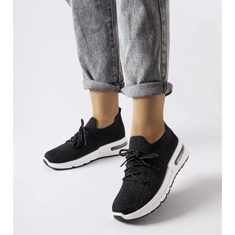 Inna Tênis preto decorado com fio Randolph brilhante 1