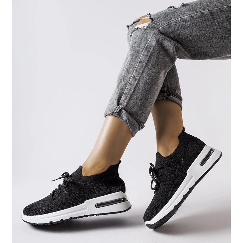 Inna Tênis preto decorado com fio Randolph brilhante 2