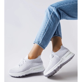 Inna Tênis branco decorado com fio prateado da Randolph 1