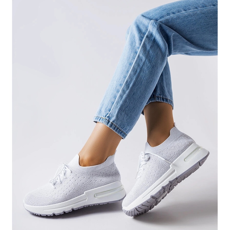 Inna Tênis branco decorado com fio prateado da Randolph 1