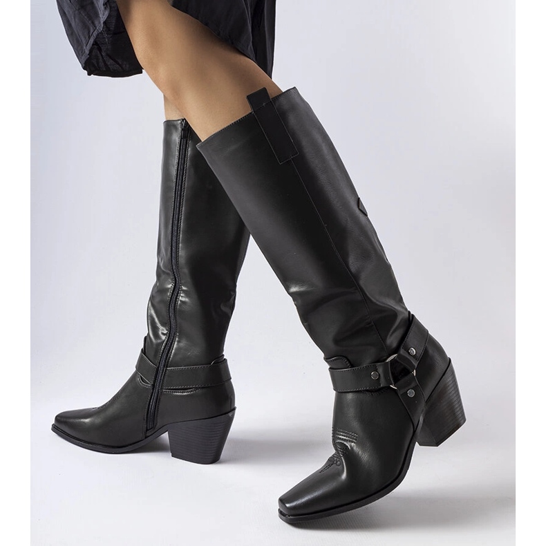 Botas de cowboy pretas no poste preto 1