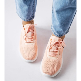 Tênis laranja e branco da Nelson 1