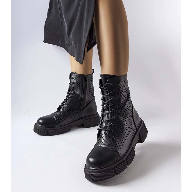 Botas corpus pretas com aberturas preto 1