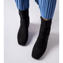 Botins pretos com parte superior perfurada da Cavallo 1