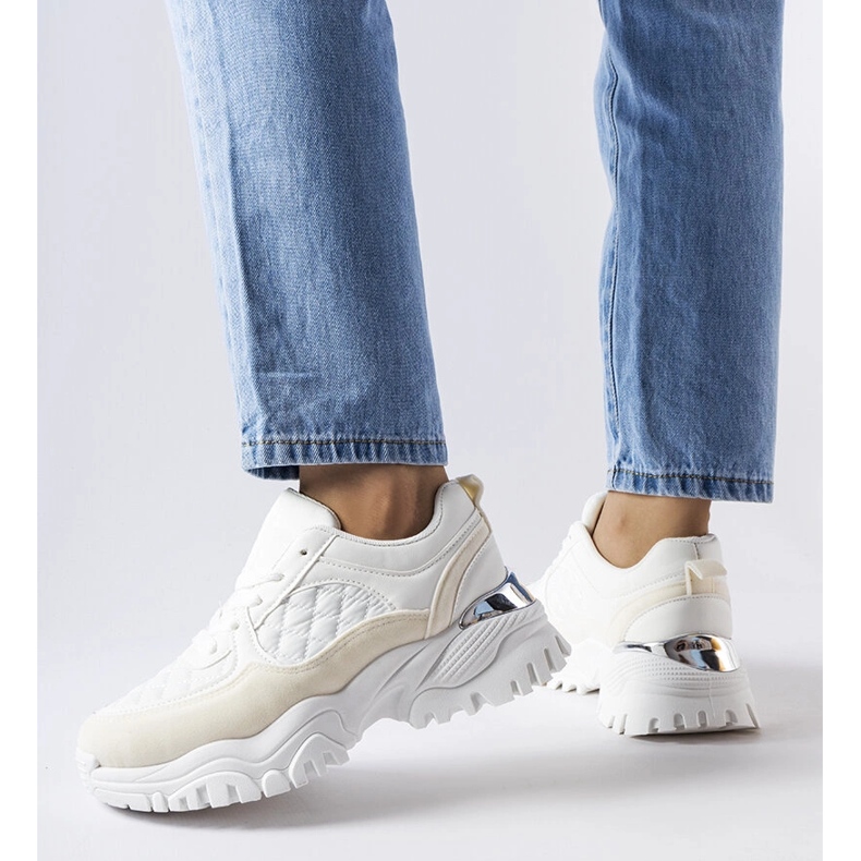 Inna Tênis branco com detalhes prateados da Esquibel 1