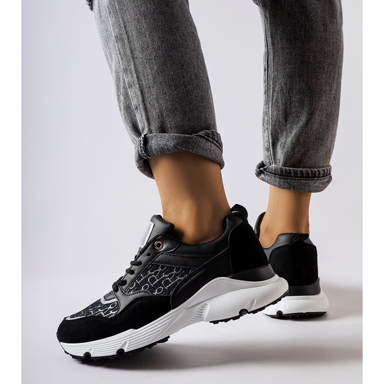 Tênis preto com decoração prateada do Rio branco 1