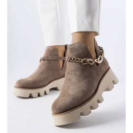 Botas em pele bege decoradas com corrente Karino 1 Botas em pele bege decoradas com corrente Karino 1
