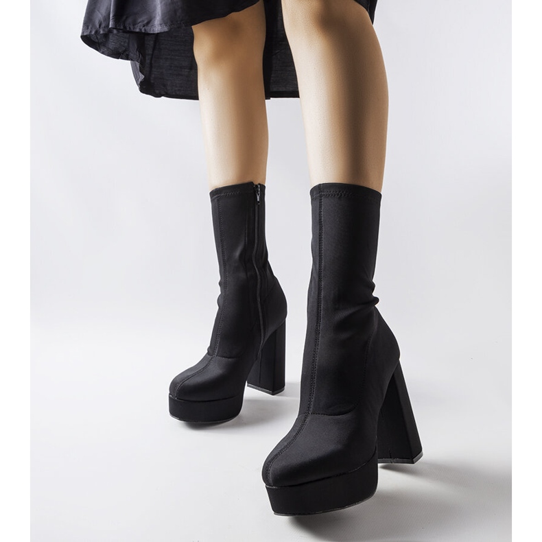 Botas pretas de cetim em poste maciço da Glus preto 1