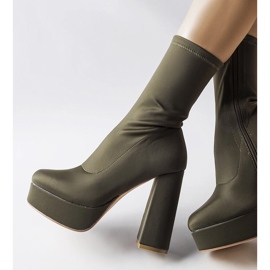 Inna Botas de cetim verde em um poste maciço de Glus 1