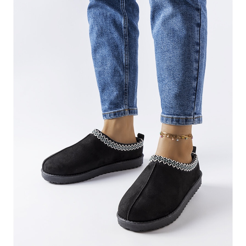 Chinelos isolados pretos decorados com bordado Dudi 1