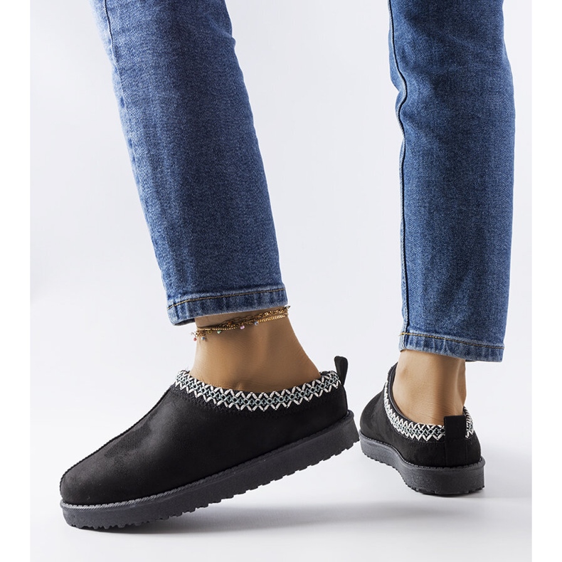 Chinelos isolados pretos decorados com bordado Dudi 2