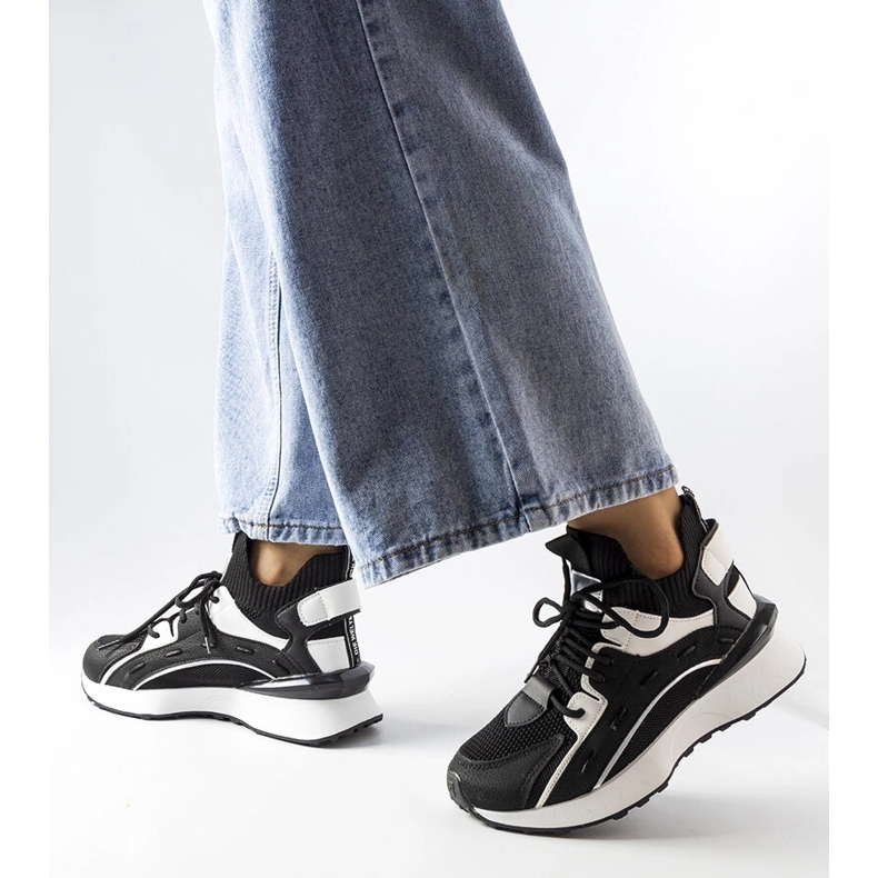 Inna Tênis estiloso preto e branco da Begins 1