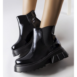 Botas com isolamento preto laqueado, Delit 1 Botas com isolamento preto laqueado, Delit 1