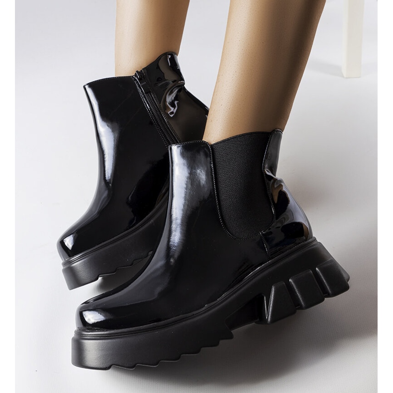 Botas com isolamento preto laqueado, Delit 1 Botas com isolamento preto laqueado, Delit 1