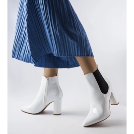 Botas Dolla brancas lacadas no poste branco 1 Botas Dolla brancas lacadas no poste branco 1