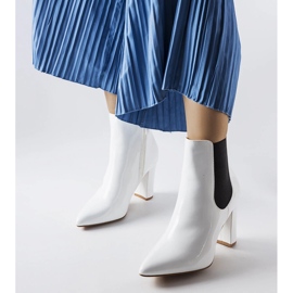 Botas Dolla brancas lacadas no poste branco 2