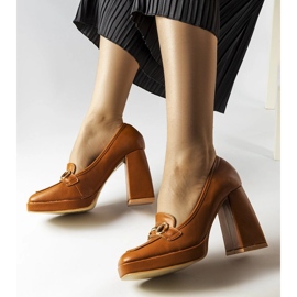 Sapatos marrons em um bloco geométrico de Blaiss castanho 1