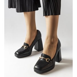 Scarpin preto em bloco geométrico da Blaiss 1