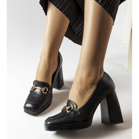 Scarpin preto em bloco geométrico da Blaiss 2