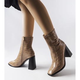 Botins isolados bege com padrão de crocodilo, Belluci 1
