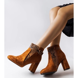 Botas marrons com aplicação de cobra em eco camurça Daamen castanho 1 Botas marrons com aplicação de cobra em eco camurça Daamen castanho 1