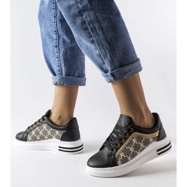 Inna Tênis preto com detalhe dourado Agostina 2