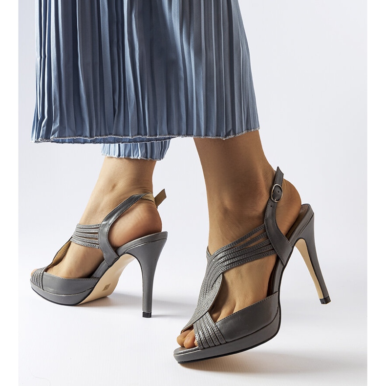 Sandália salto alto cinza Tougas 1