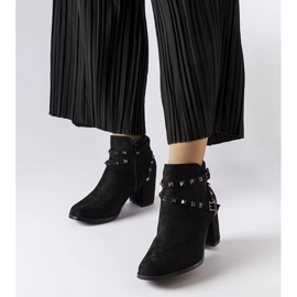 Botins pretos com tachas, Irma 1