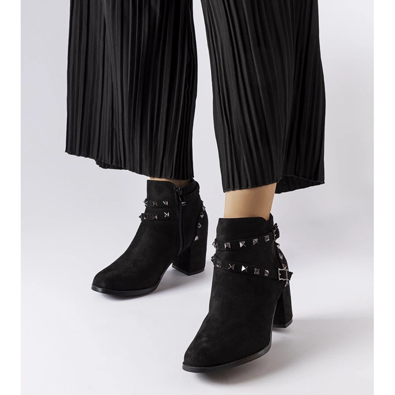 Botins pretos com tachas, Irma 1 Botins pretos com tachas, Irma 1