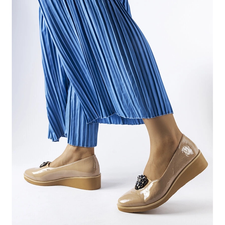 Sabrinas lacadas bege com enfeite Mellori 2