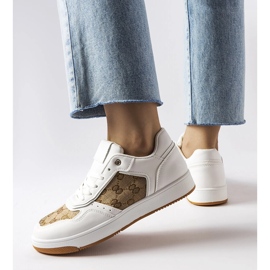 Inna Tênis branco decorado com o monograma Isidor 1